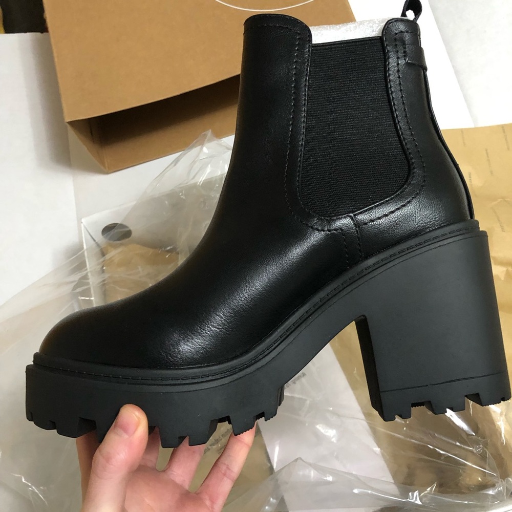 LAST ONE ⭐️ NWT Urban Outfitters Chloe Chelsea Timeless boot (7) - Picture 11 of 14